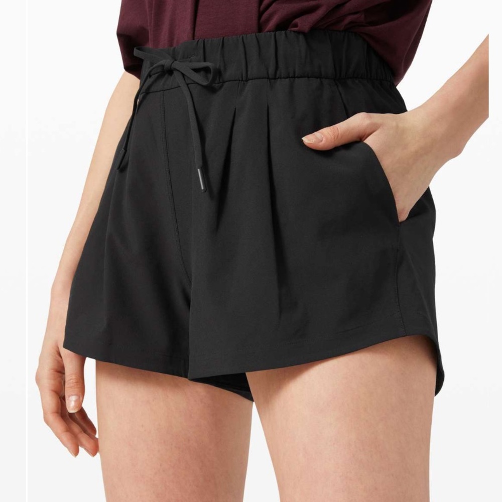 Lululemon stroll at sundown shorts 3” in black